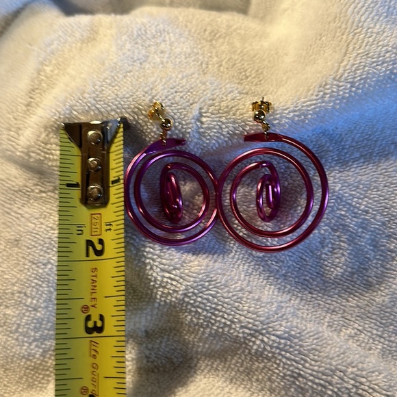 Avon Vintage 1992 Hot Pink and Goldtone Spiral Earrings - Picture 4 of 5